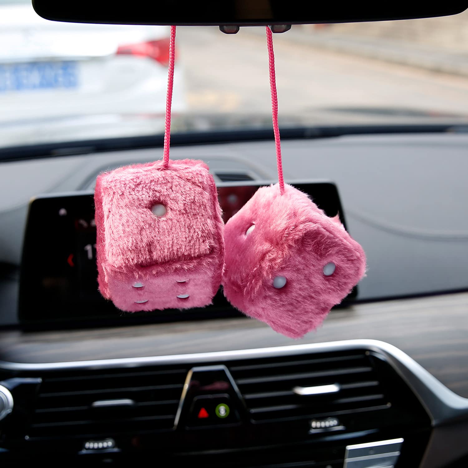 Dés en peluche pour voiture rose